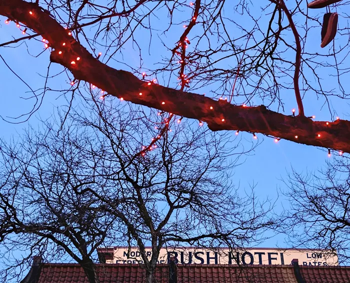 Slog AM: A Windy Christmas Eve, ICE Santa, Bill Clinton Wants All Epstein Files on Bill Clinton Released&nbsp;